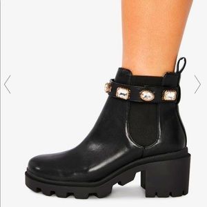 STEVE MADDEN AMULET BOOTIE. Size 5.5.